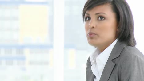 mujer de negocios afroamericana hablando con alguien en una reunión