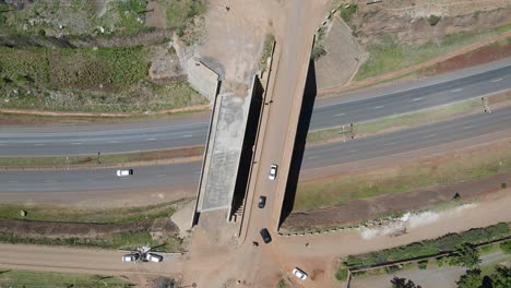 intercambio de carreteras en kibera, kenia, automóviles que se mueven en el intercambio de kibera, kenia