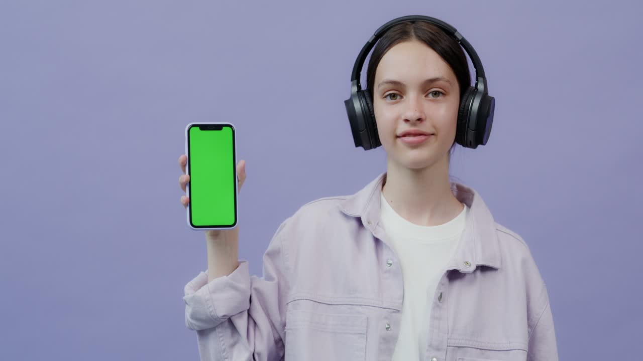 adolescente con auriculares y teléfono inteligente