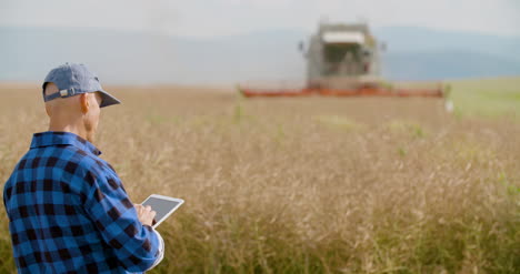 agricultor usando tableta digital agricultura 35