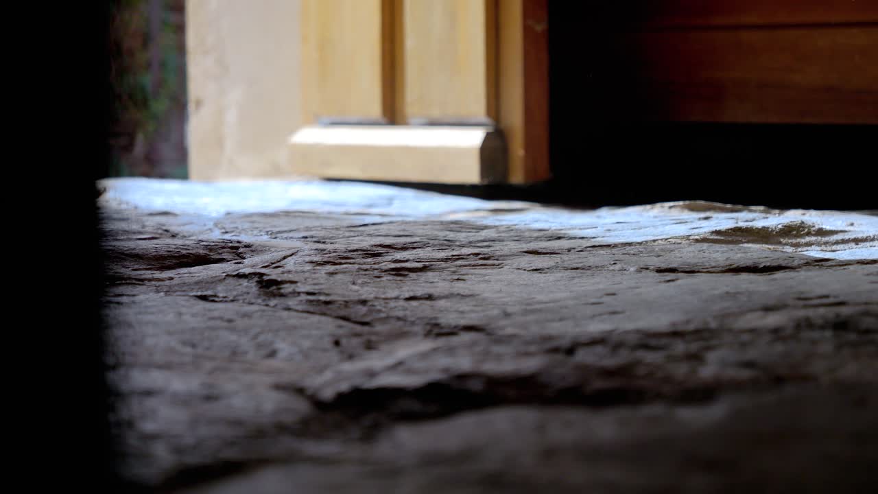 돌 슬래브 바닥이 있는 빌라 입구의 문 열기, 돌리 오른쪽 그라운드 샷