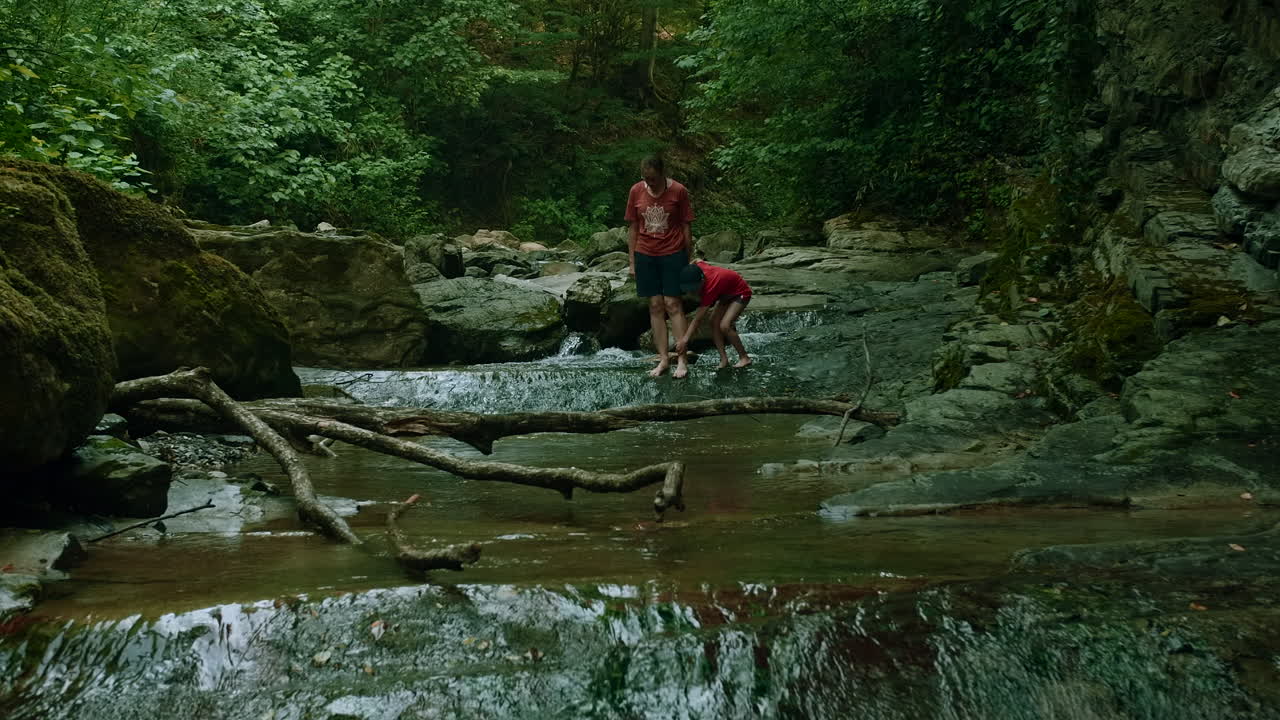 숲 에서 폭포 를 즐기는 가족