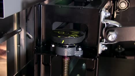 señalamiento del dedo en una parte del mezclador automático de pintura