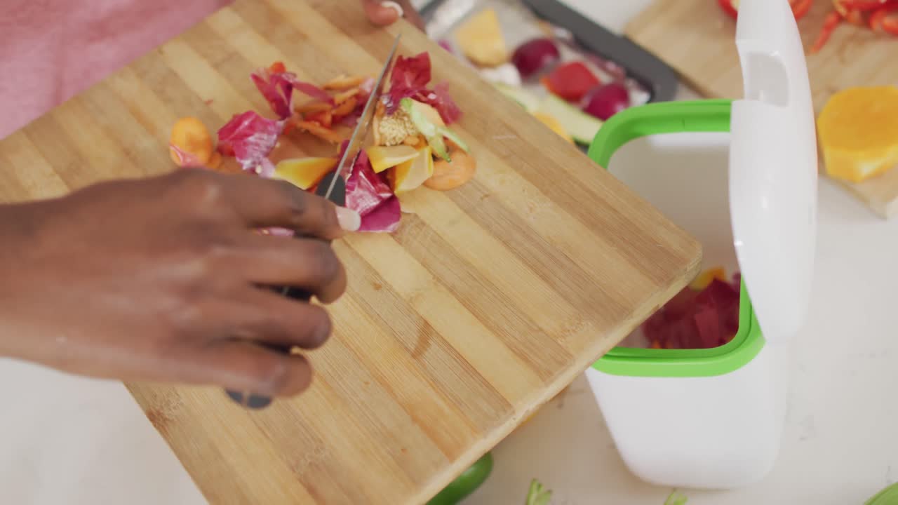 video de las manos de una mujer afroamericana preparando comida en la cocina