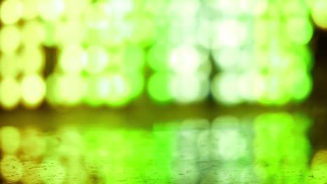 fondo de bokeh verde abstracto de la luz de la linterna thai lanna por la noche. conceptos de celebración en el festival yi peng.