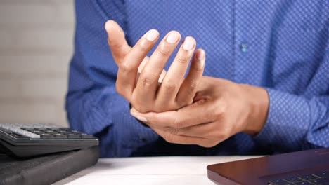 hombre con dolor en la mano