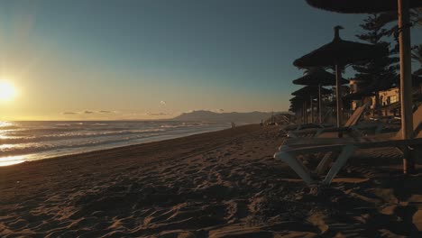 Fester-Blick-Auf-Den-Leeren-Strand-Während-Des-Sonnenuntergangs