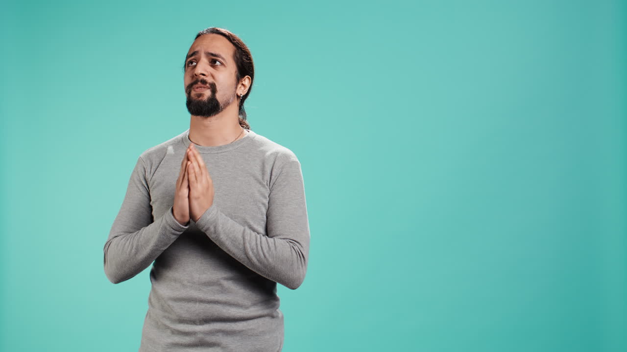 retrato de un hombre juntando las manos en un gesto de oración, esperando resultados