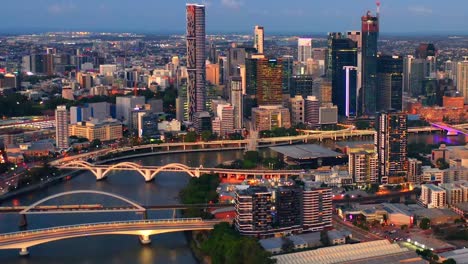distrito central de negocios de brisbane, ríos y puentes por la noche en queensland, australia