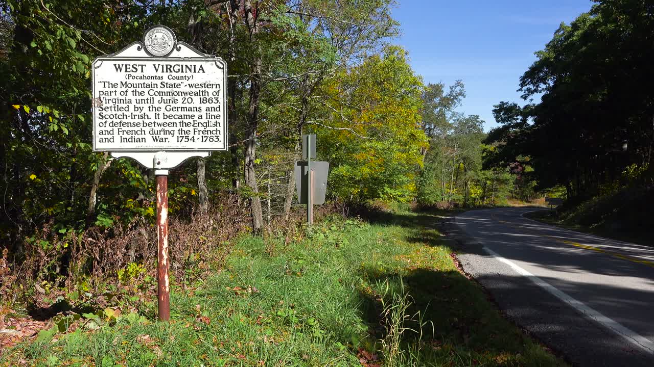 un antico segnale stradale storico accoglie i visitatori in west virginia