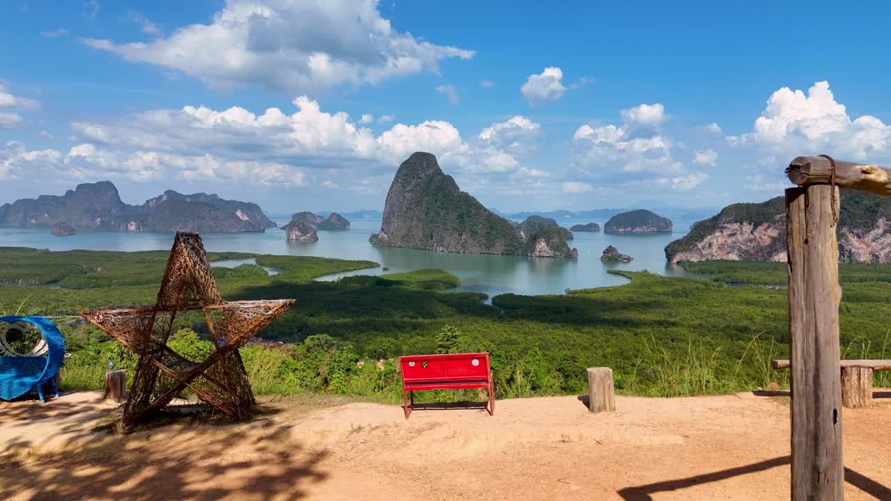 드론 영상은 밝고 이 많은 하늘 아래 나가 만의 울창한 맹그로브와 석회암 절벽의 놀라운 풍경을 포착합니다.