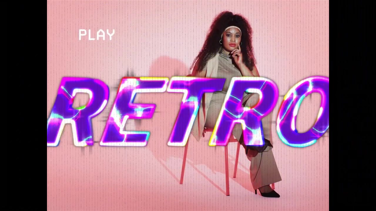 Vertikal video: Model smiler og skifter position på lyserød baggrund, 'PLAY RETRO' glider ind og ud for stilannoncer