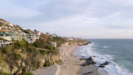 Hotels-Am-Wasser-Mit-1000-Stufen-Strand-Am-Laguna-Beach,-Kalifornien,-USA