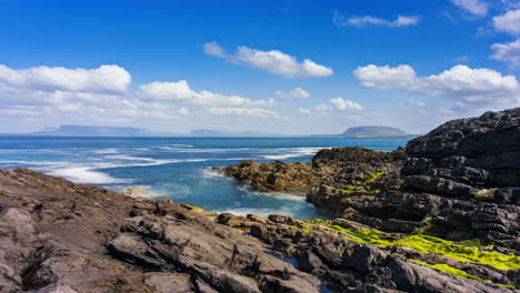lapso de tiempo de la costa escarpada con nubes en movimiento y rocas marinas en aughris head en el condado de sligo en el camino atlántico salvaje en irlanda
