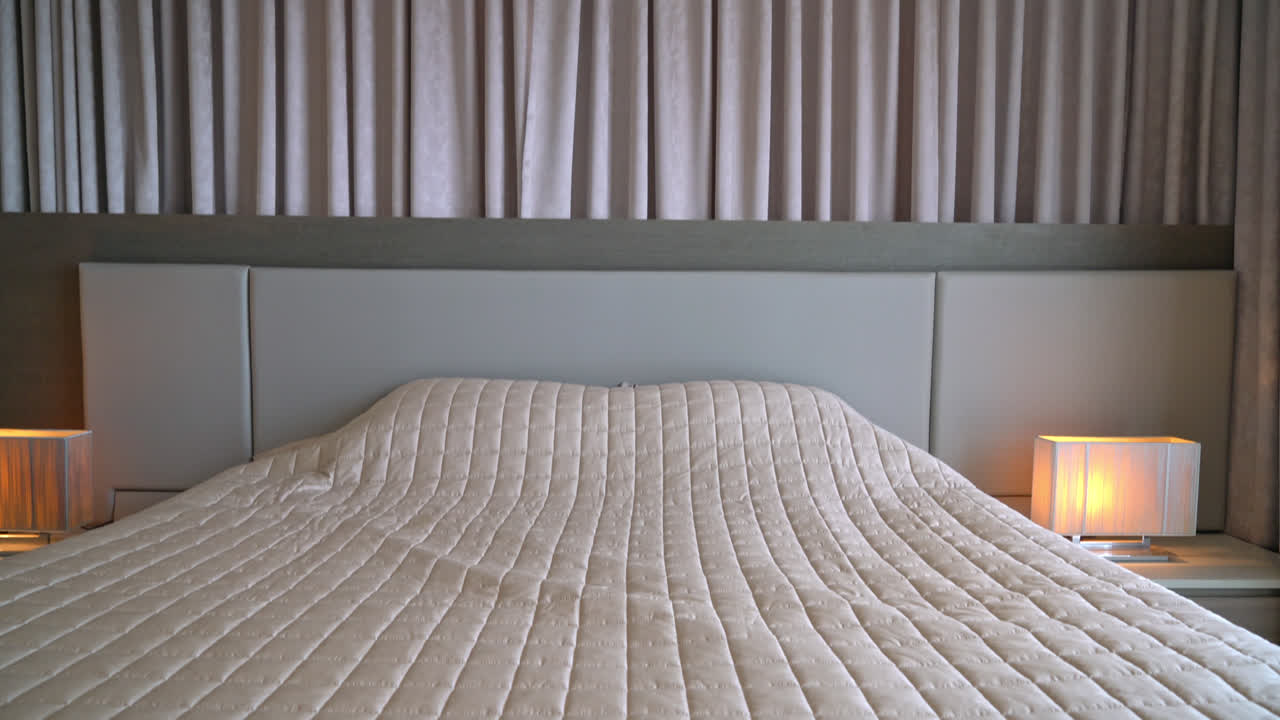 침실에 램프가 있는 아름다운 침대