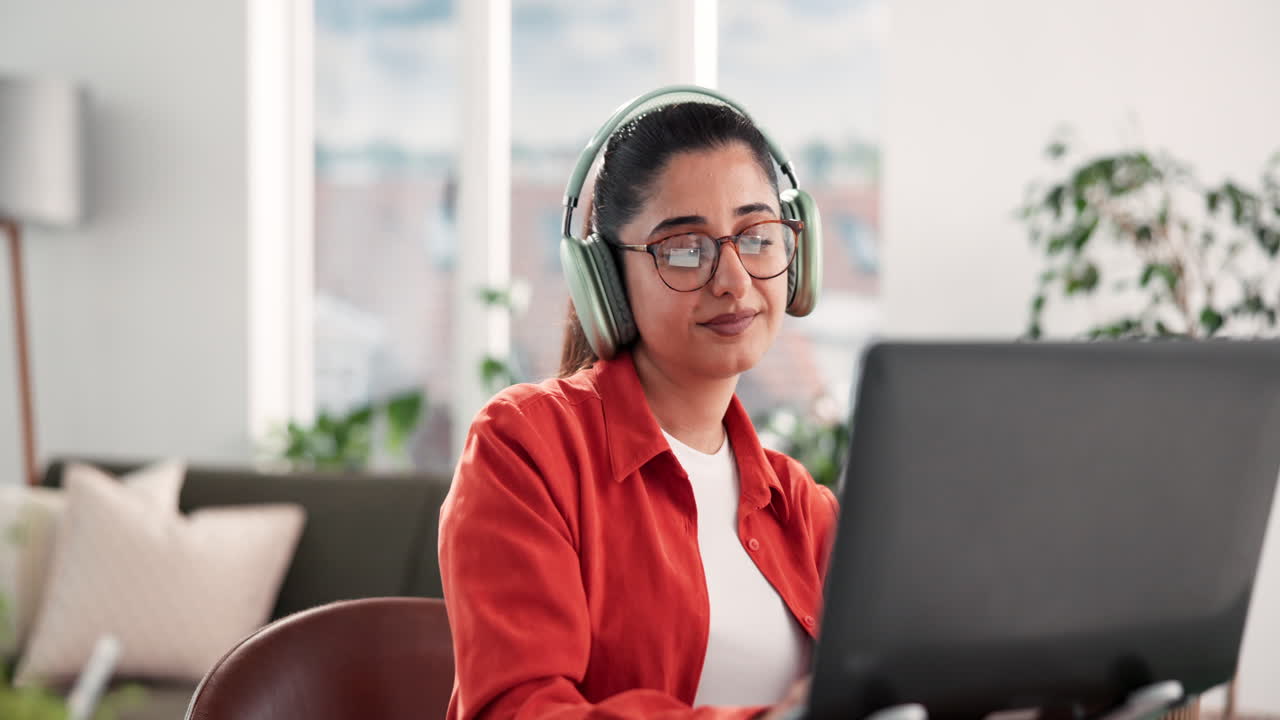 Mujer teletrabajando con auriculares y portátil