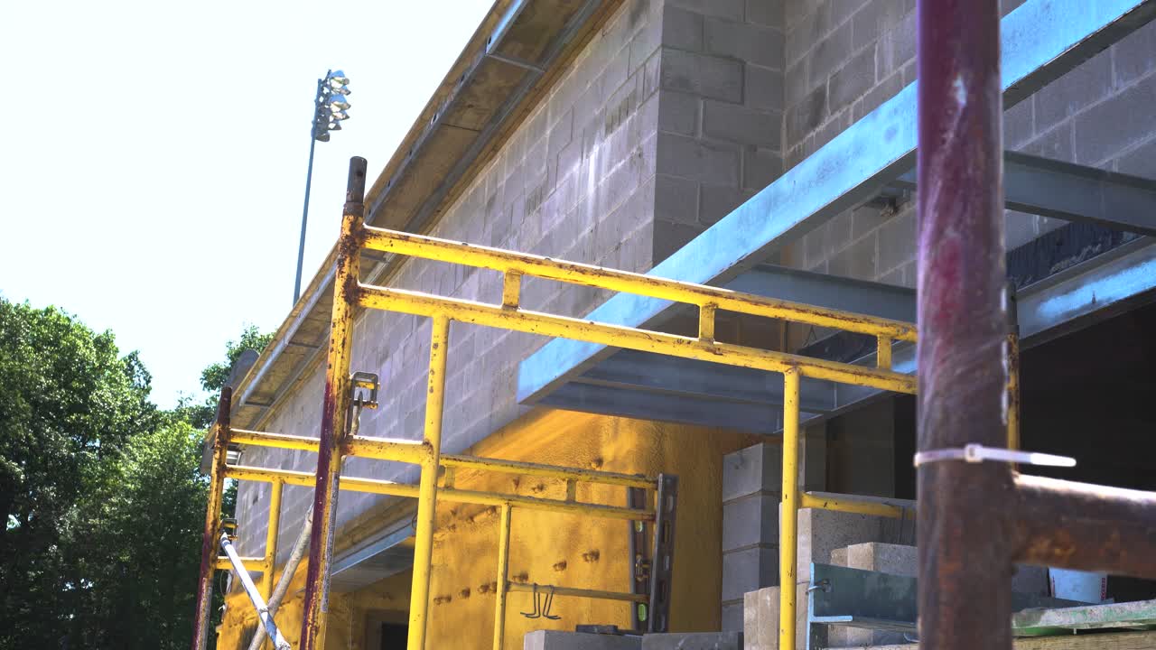 andamios de construcción construidos en el sitio