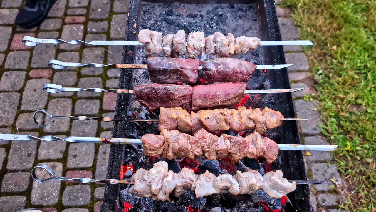 Cozinhar espetinhos de carne para churrasco ao ar livre em fogo de carvão quente