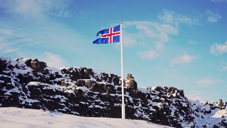 Cámara-Lenta-De-La-Bandera-De-Islandia-Ondeando-Al-Viento-En-El-Parque-Nacional-De-Pingvellir