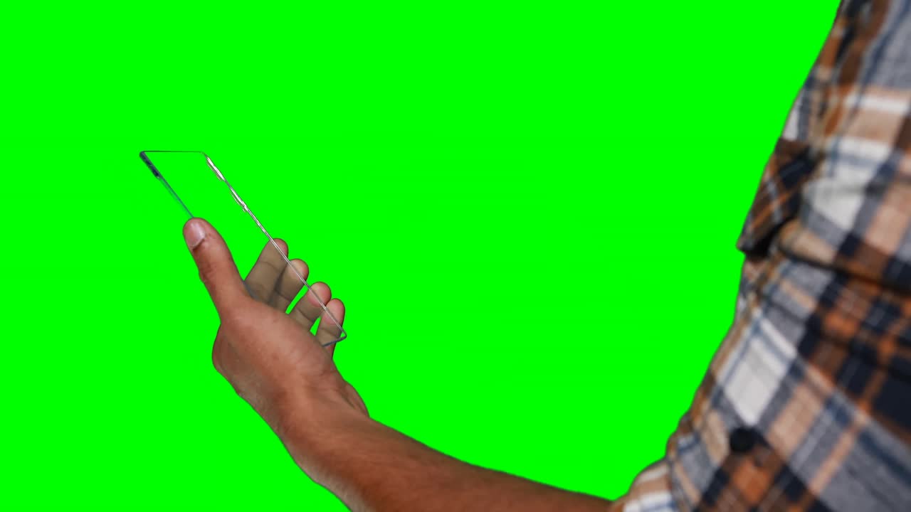 Uomo che finge di usare un tablet digitale