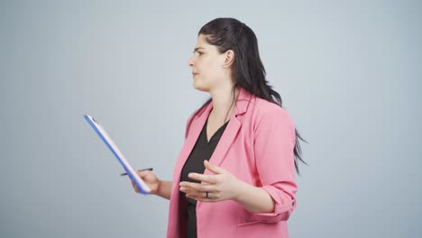 una mujer de negocios que tiene un colapso nervioso.