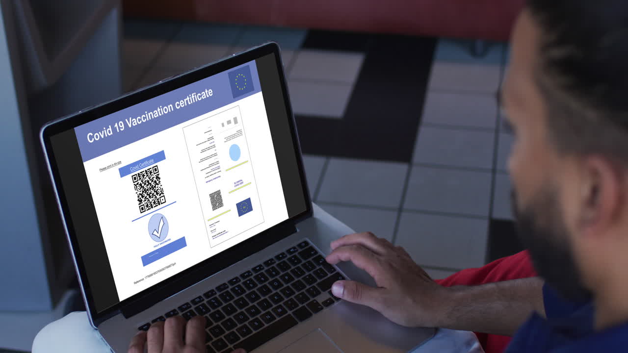hombre trabajando en la mesa, certificado de vacunación contra la covid con código qr y bandera de la ue en la pantalla del portátil