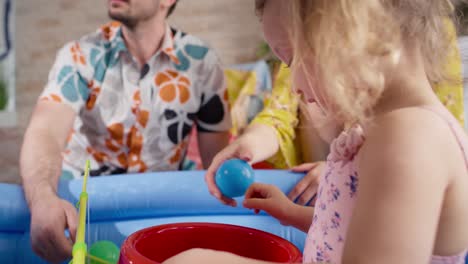 video en primer plano de una familia jugando con una niña
