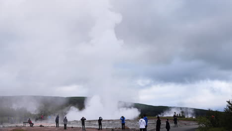 increíble toma amplia del géiser strokkur en erupción