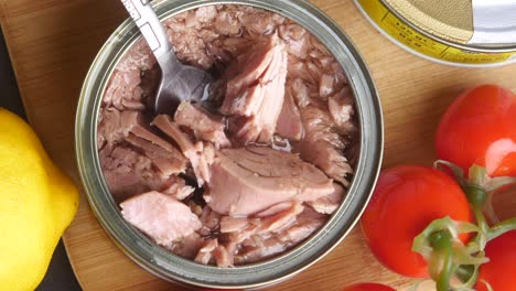preparación de ensalada de atún