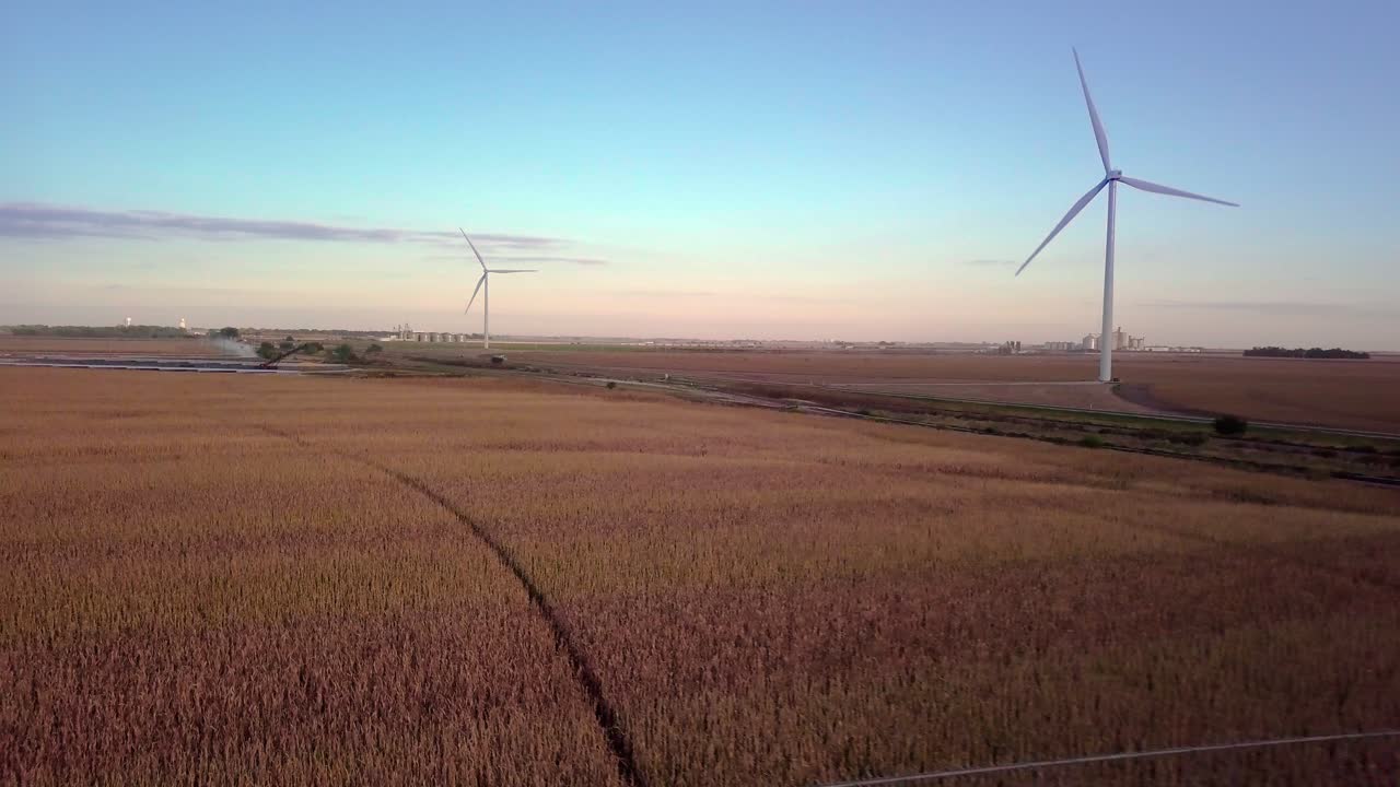 네브래스카 밀밭의 기후 변화를 줄이기 위해 순 제로 온실 가스 탄소 발자국 배출로 녹색 재생 가능 청정 에너지 전기를 만드는 풍차 터빈 회전 스톡 비디오 #1