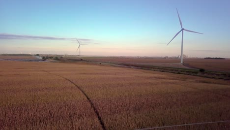 Las-Turbinas-De-Los-Molinos-De-Viento-Giran-Creando-Electricidad-De-Energía-Limpia-Renovable-Verde-Con-Cero-Emisiones-Netas-De-Huella-De-Carbono-De-Gases-De-Efecto-Invernadero-Para-Reducir-El-Cambio-Climático-En-Los-Campos-De-Trigo-De-Nebraska-Stock-Video-#1