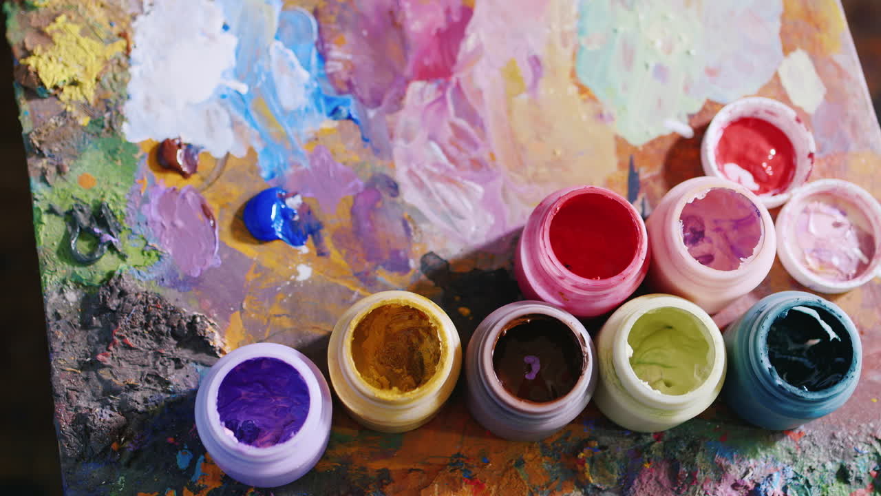 올바른 음영 선택 아티스트는 브러시를 페인트에 담그고 팔레트에서 음영을 선택합니다.