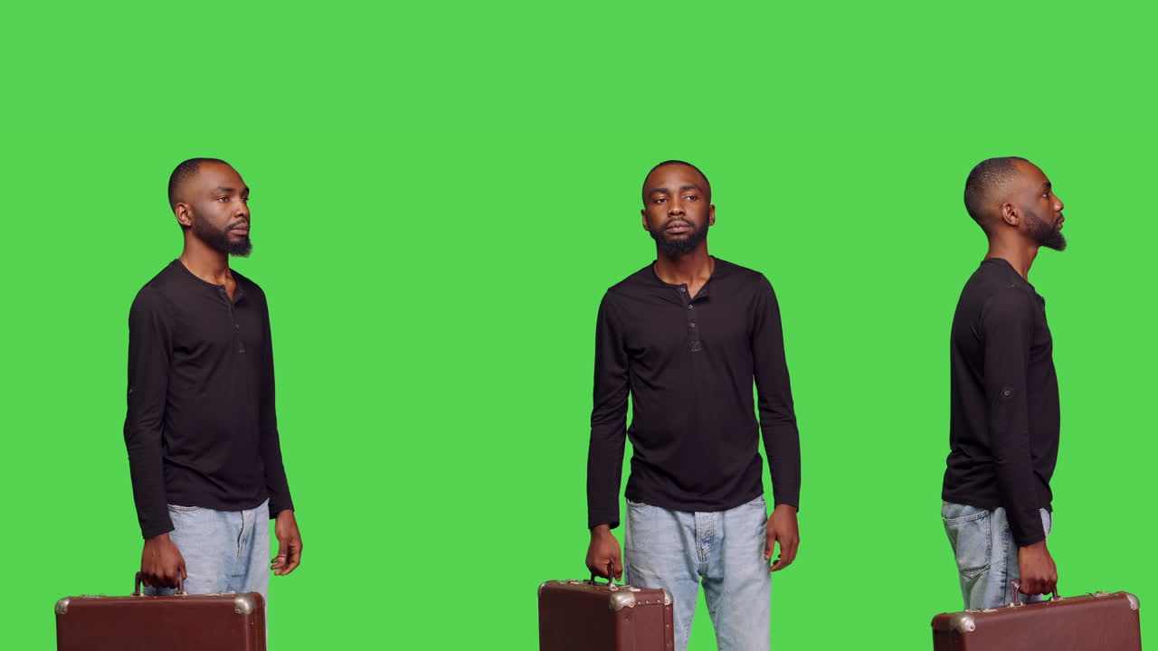 Homem com mala em frente a um plano de fundo verde