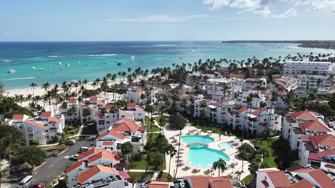 Skyline von Punta Cana in La Altagracia, Dominikanische Republik. Karibische Skyline. Strandlandschaft. Resort-Kulisse. Die Skyline von Punta Cana in La Altagracia, Dominikanische Republik.