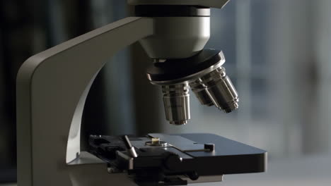 primer plano de un microscopio en un entorno de laboratorio