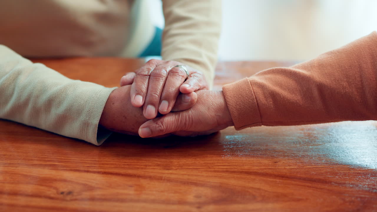 Primer plano de manos unidas para consuelo y empatía