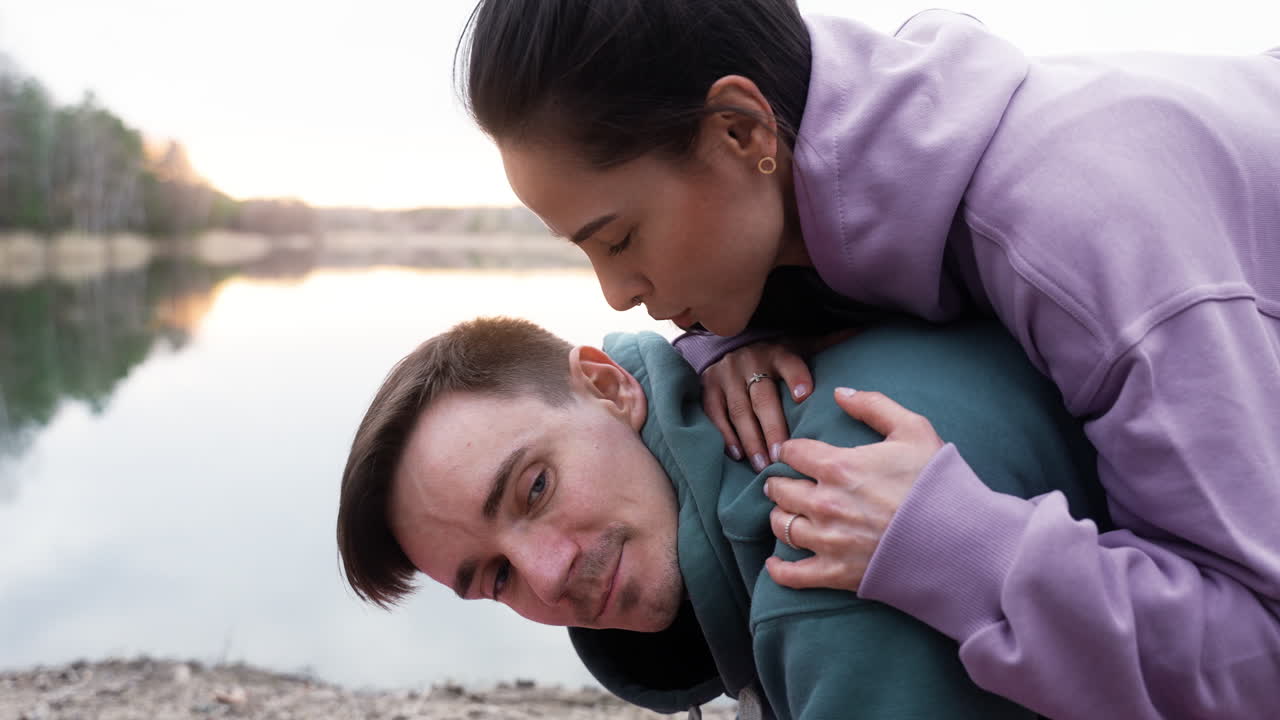 pareja haciendo deportes al aire libre