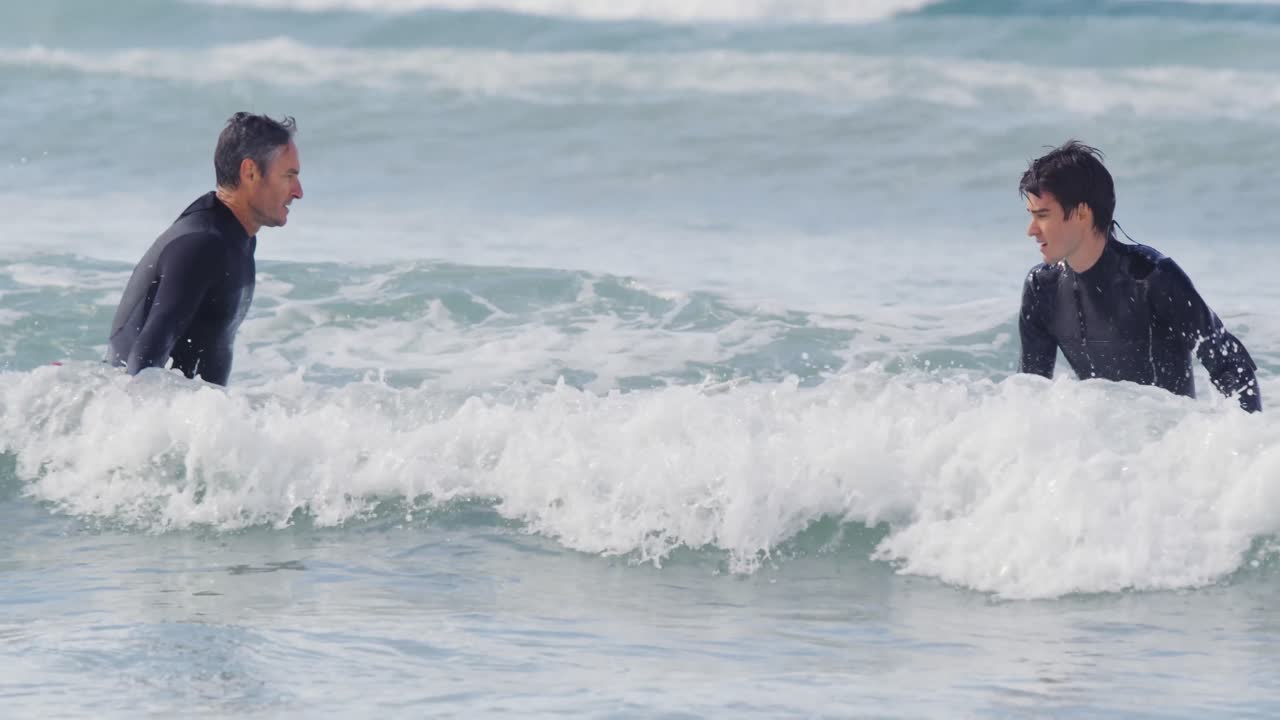 아버지 와 젊은 성인 아들 이 함께 야외 활동 을 즐기고 있다