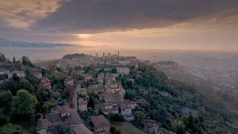 Vom-Hügel-Von-San-Vigilio-Luftaufnahme-Von-Bergamo-Alta-Während-Einer-Bezaubernden-Lichtsituation