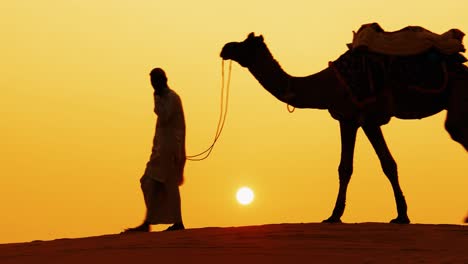 Kameltreiber,-Kameltreiber-Bei-Sonnenuntergang.-Thar-Wüste-Bei-Sonnenuntergang-Jaisalmer,-Rajasthan,-Indien.