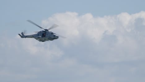 vuelo de helicóptero militar sar nh-90, ángulo bajo en cámara lenta