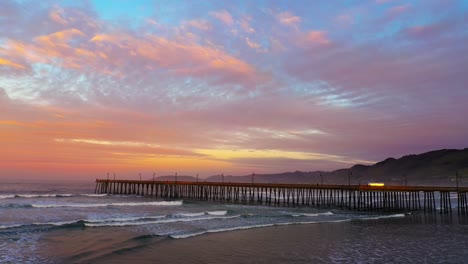 impresionante puesta de sol dorada sobre el muelle en pismo beach - vista aérea del paisaje romántico