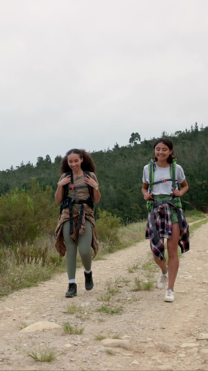 Due Giovani Donne che Fanno Trekking Insieme su un Sentiero Sterrato