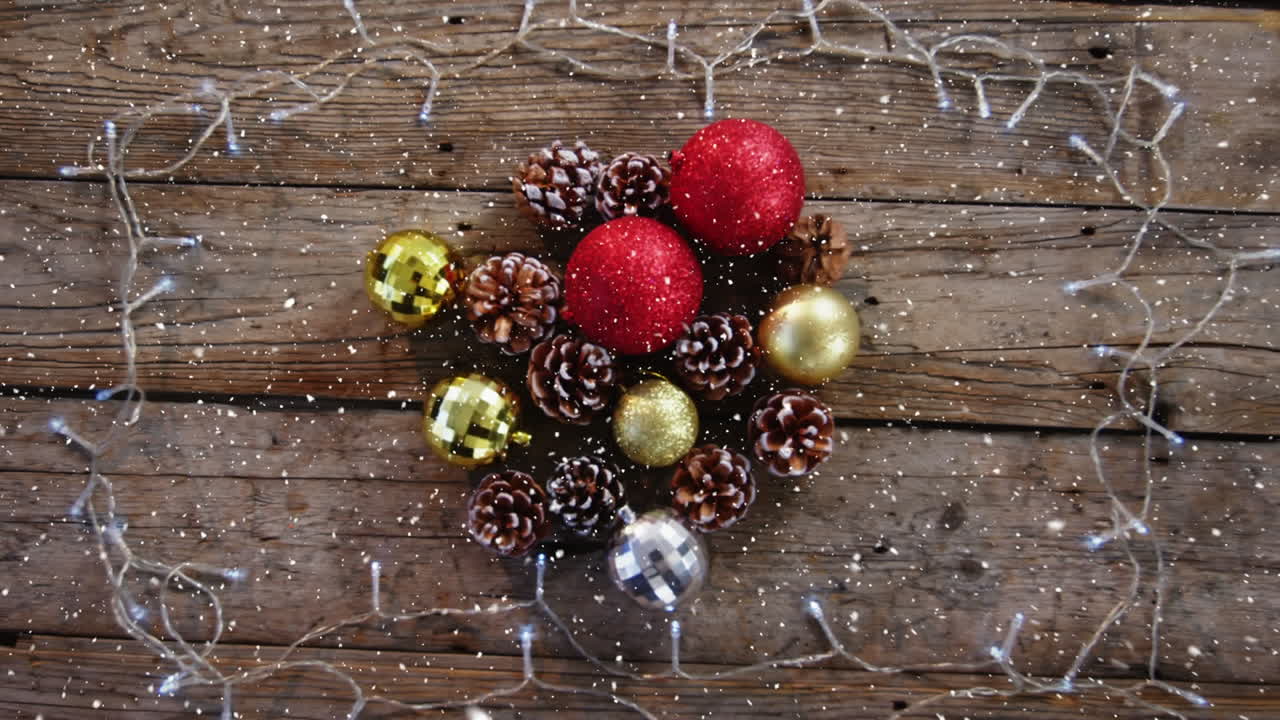 크리스마스 장식과 함께 책상 위에 눈을 가진 비디오 구성