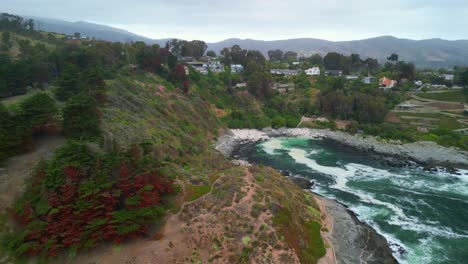 Playa-Las-Cujas-Está-Ubicada-En-Valparaíso,-Chile.