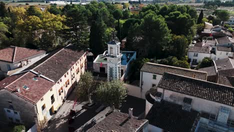 fotografía aérea en espiral de la iglesia de la santa ágata en valergues, francia