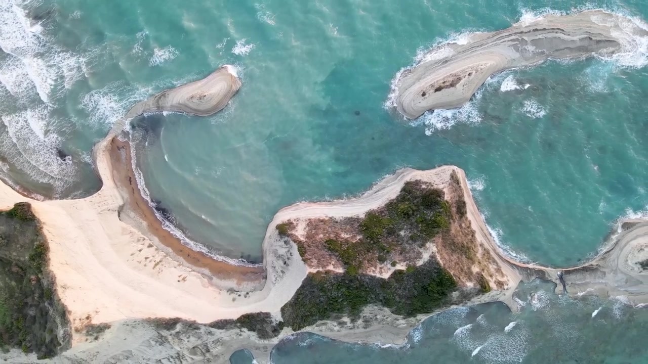 Vista aerea dall'alto di Capo Drastis con le onde, Corfù, Grecia