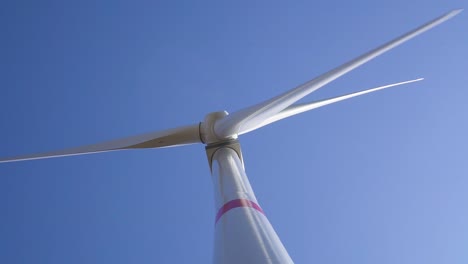 Detalle-De-La-Turbina-Del-Molino-De-Viento---Rotación---Desde-Abajo