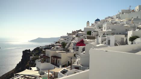 Küstenglück-Im-Warmen-Sommer-In-Imeroviglic,-Santorini,-Griechenland