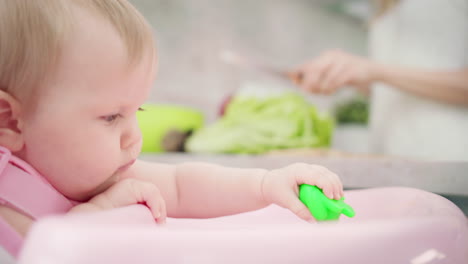 Mamá-Cocinando-Para-Bebé.-Madre-Cortando-Ensalada-Verde.-Mujer-Cocinando-Comida-Sana